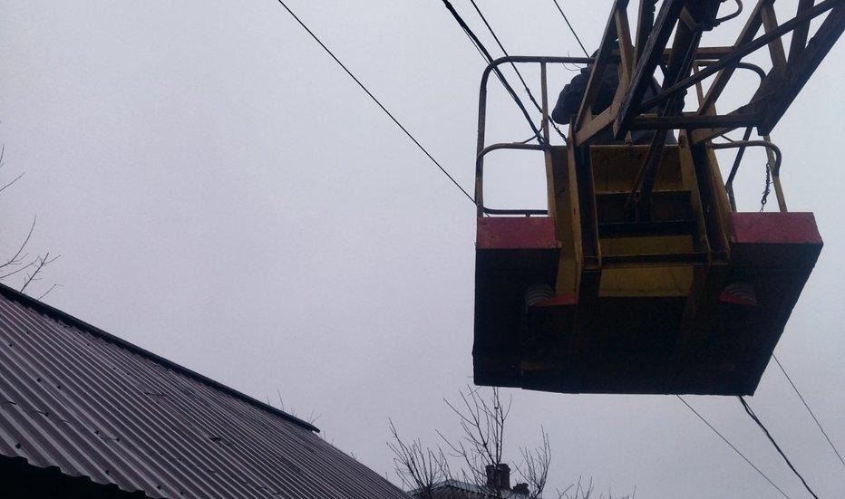 dtek-donecki-elektromerezhi-zmig-povernuti-svitlo-v-oseli-mayzhe-2-tisyach-rodin-za-dobu-1
