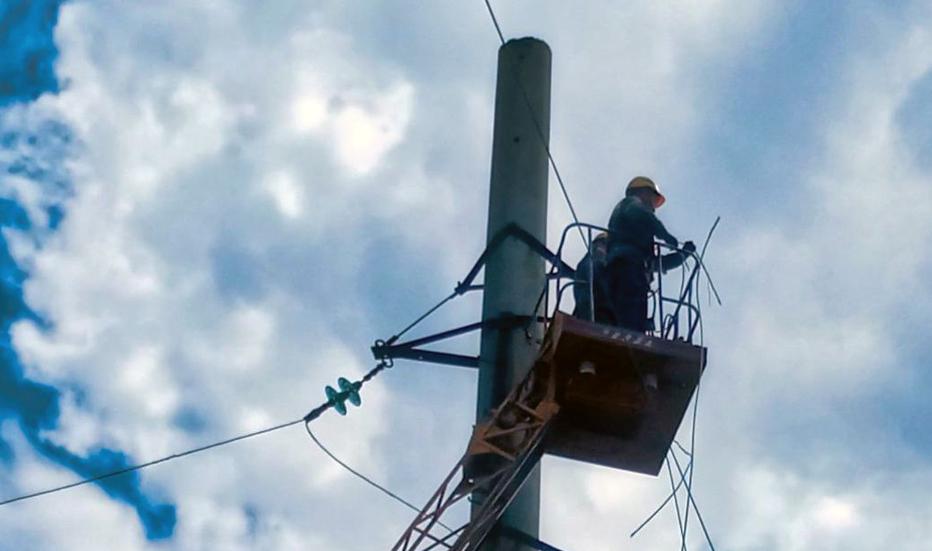 dtek-donecki-elektromerezhi-operativno-vidnoviv-elektropostachannya-dlya-ponad-70-tisyach-rodin-na-donechchini-postrazhdalih-vid-vorozhih-obstriliv-1