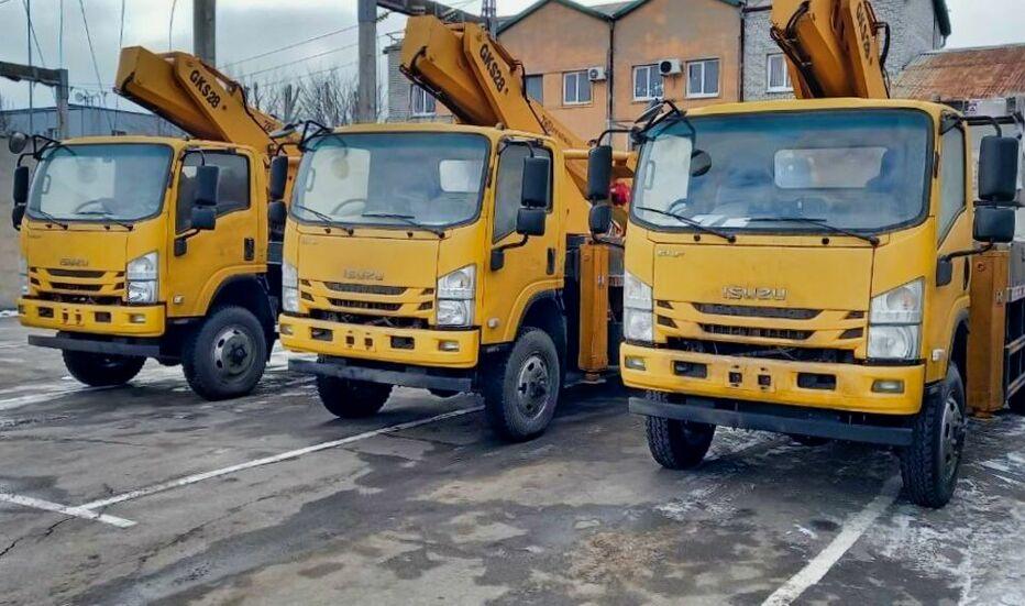 dtek-donecki-elektromerezhi-otrimav-vid-fondu-pidtrimki-energetiki-ukrajini-tri-avtopidyomniki-dlya-remontu-merezh-pislya-obstriliv-1