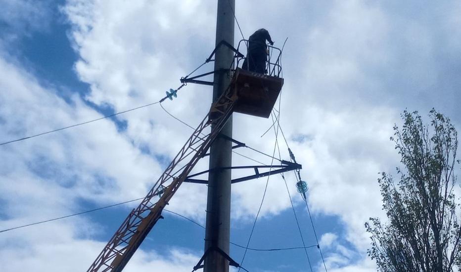 zi-svitlom-ponad-33-tisyachi-rodin-dtek-donecki-elektromerezhi-prodovzhuye-remontuvati-merezhi-pislya-obstriliv-3